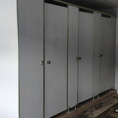 公共衛(wèi)生間隔斷工人隔斷學(xué)生隔斷常規(guī)隔斷抗倍特廠價辦公樓隔斷